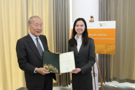 Ms Carol Lau receives the prize from Professor Wang Gungwu