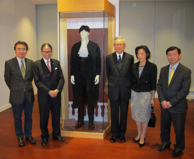 The Hon Andrew Li unveils the display of his court dress at HKU Faculty of Law exhibition “De Lege Lata”