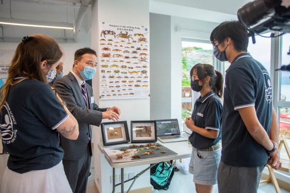 Image 5: Professor Xiang Zhang,  President and Vice-Chancellor of HKU was interacting with the researchers while visiting the Biodiversity Centre. 