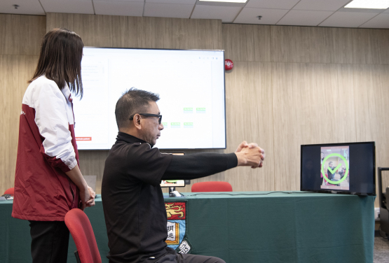 中風患者談先生示範使用SmartRehab。