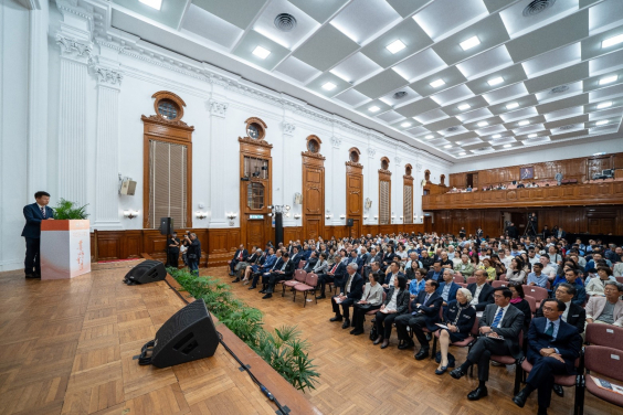 Held at HKU Loke Yew Hall, the Forum brought together a diverse audience of industry leaders and distinguished scholars, with over 400 people in attendance.