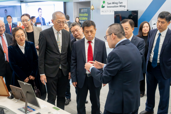 在譚榮芬創科翼，代表團參觀了港大多項獲獎的醫療科技創新成果。