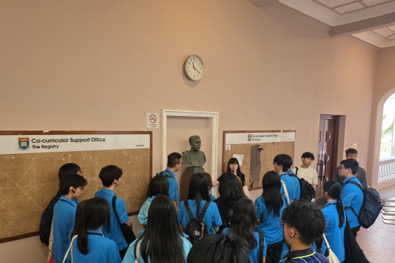 港大學生導賞員帶領「東區青藤」計劃學員穿梭本部大樓，講解港大百年歷史及校園文化。