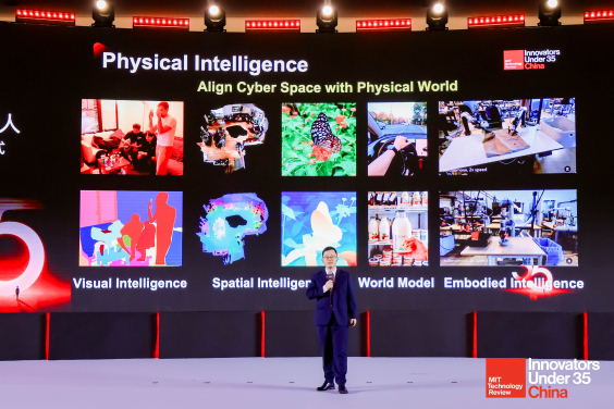 港大計算與數據科學學院趙恆爽教授獲《麻省理工科技評論》選為2025年度中國區「35歲以下科技創新35人」榜單得獎者之一。（MIT Technology Review TR35 China）