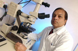 領導是次有關甲型禽流感(H7N9)病毒研究的其中一名成員: 香港大學李嘉誠醫學院譚華正基金教授(醫療科學)、公共衛生學院講座教授裴偉士教授