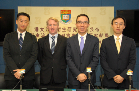 香港大學李嘉誠醫學院與中國疾病預防控制中心合作研究就甲型禽流感H7N9病毒流行病學特徵進行研究,發現H7N9感染較H5N1輕微,但比2009年的甲型H1N1感染更為嚴重。左起:香港大學李嘉誠醫學院公共衞生研究中心及社會醫學系臨床助理教授葉啟明醫生、副教授高本恩博士、公共衞生研究中心主任、社會醫學系教授及系主任梁卓偉教授,以及副教授胡子祺博士。